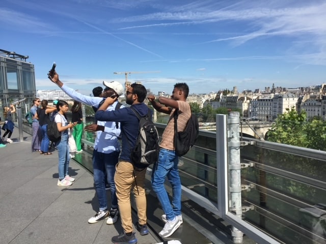 Selfies-avec-vue-sur-Paris